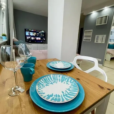 Gold 3 Metro X2 Wifi 300 Mbs 60'tv Netflix Hbo Appletv+ Apartment Warsaw